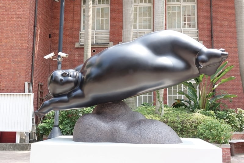 李真《無憂國土》，銅，451x133x243cm，1998。（臺北當代藝術館提供 ）