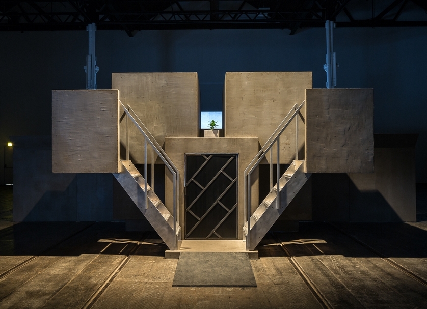凱西爾．B．埃文斯（Cécile B. Evans）的《阿莫斯的世界》（Amos’ World）裝置作品現場。（Photo by Keith Hunter, © artist）