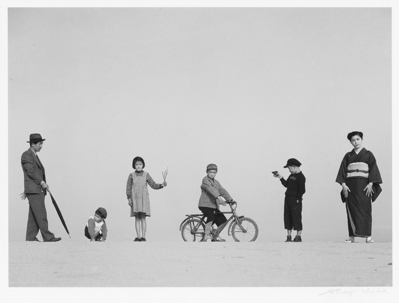植田正治，爸爸、媽媽、與孩子們，1949 ©Shoji-Ueda-Office