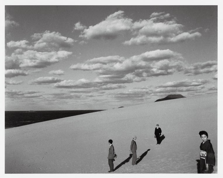 植田正治，有妻子的沙丘風景，1950----©Shoji-Ueda-Office