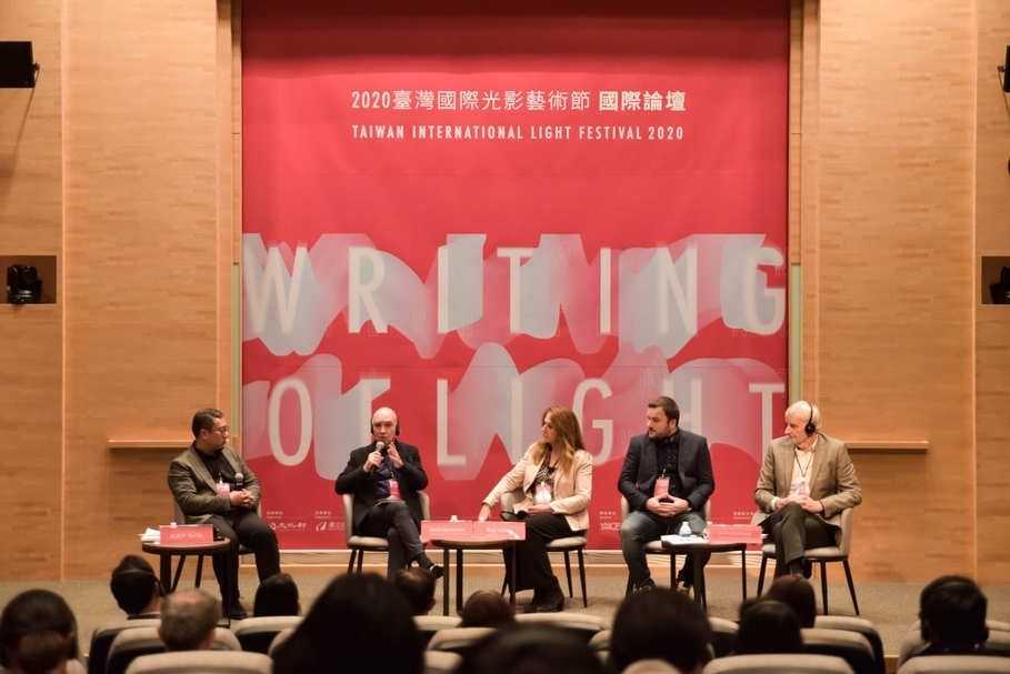 「綜合論壇（三）：國際燈節蛻變之路」，左起為：主持人吳漢中、里昂燈節總監Jean-François Zurawik、柏林燈節策展團隊、神戶燈節藝術總監丹尼爾．蒙特韋德。（擷果創意提供）