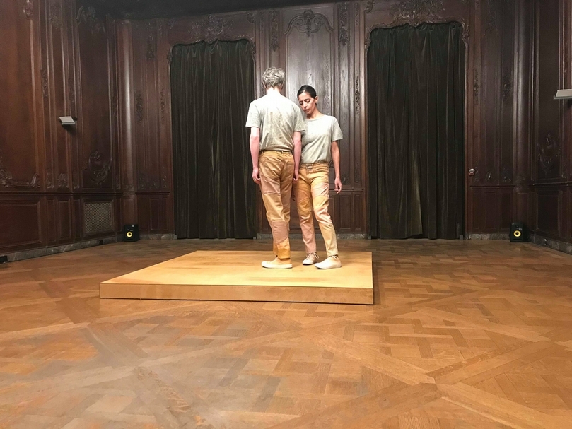 奈麗．巴格拉米恩（Nairy Baghramian）和瑪莉亞．哈薩比（Maria Hassabi）的作品《Entre Deux Actes (Ménage à Quatre)》演出現場。此作品為第八屆「Performa馬爾科姆．麥克拉倫獎」（Performa Malcolm Mclaren Award）得主。 （攝影／王韓芳）