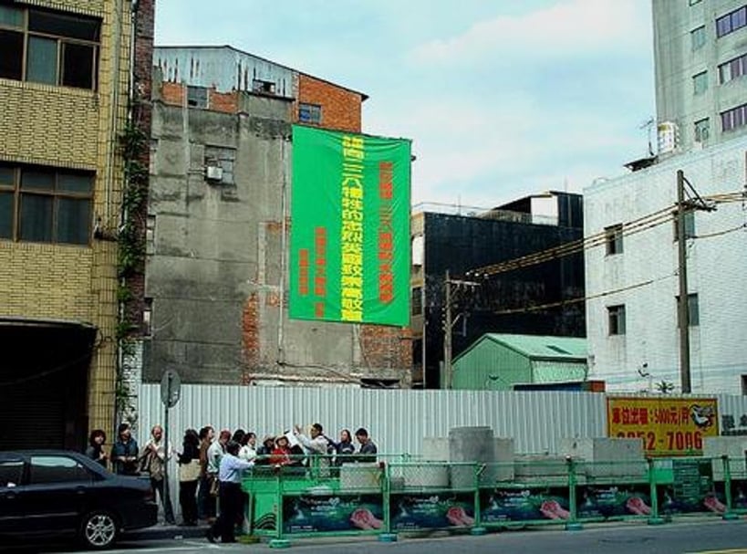 2005年，天馬茶房拆除後，空地短暫的掛上了「向二二八英靈致敬」的布條。（CC BY-SA 3.0）