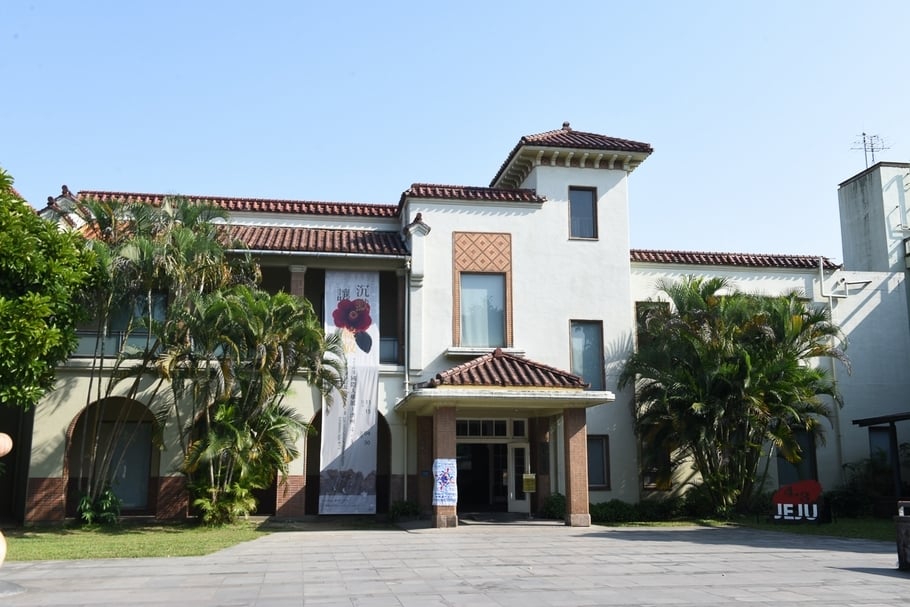 臺北新公園內的二二八紀念館，在二二八事件發生時為臺灣廣播電臺（放送局）。（攝影／蕭文杰）