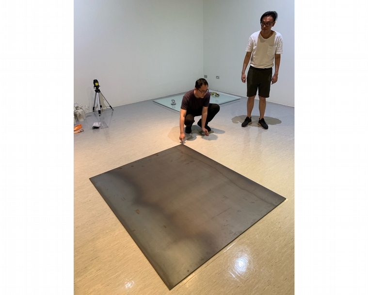 「2019亞洲藝術雙年展——來自山與海的異人」佈展現場兩位策展人許家維與何子彥。（國立臺灣美術館提供）