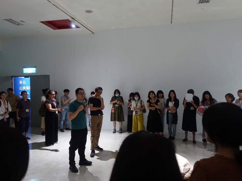 「2019亞洲藝術雙年展——來自山與海的異人」兩位策展人許家維與何子彥記者會導覽現場。（國立臺灣美術館提供）
