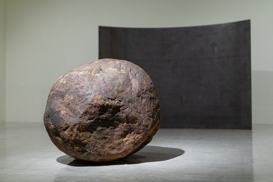 許家維表示為了讓展覽的作品串聯，展場中利用如李禹煥（Lee U-fan）許多以石頭為主體的作品來串連，圖為作品《關係項》。（國立臺灣美術館提供）
