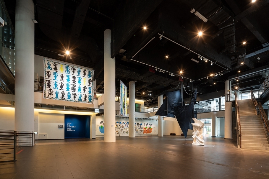 此次「2019亞洲藝術雙年展——來自山與海的異人」在空間上也呈現通透與穿透性，特別真實的將國美館建築的原貌呈現出來。（國立臺灣美術館提供）