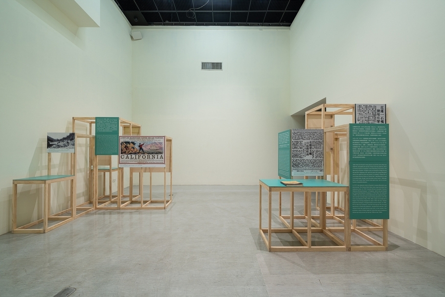 本次雙年展與林怡秀合作的註腳區，以實體展覽呈現關於展覽作品的註腳與關鍵字等資訊。（國立臺灣美術館提供）