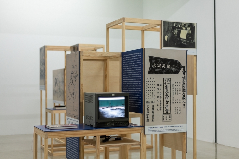 本次雙年展與林怡秀合作的註腳區，以實體展覽呈現關於展覽作品的註腳與關鍵字等資訊。（國立臺灣美術館提供）