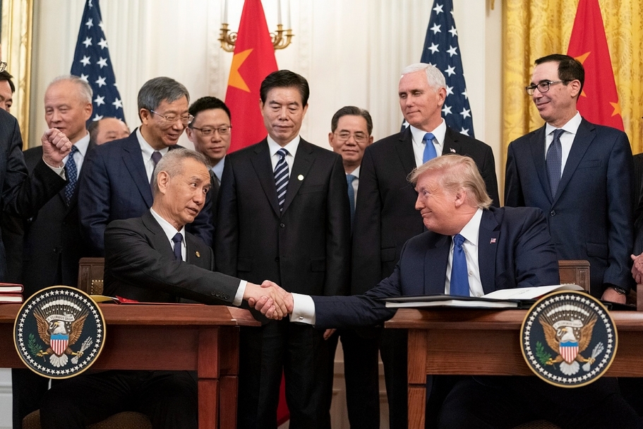 中國國務院副總理劉鶴(左)與美國總統唐納.川普(Donald Trump)。(Public domain)