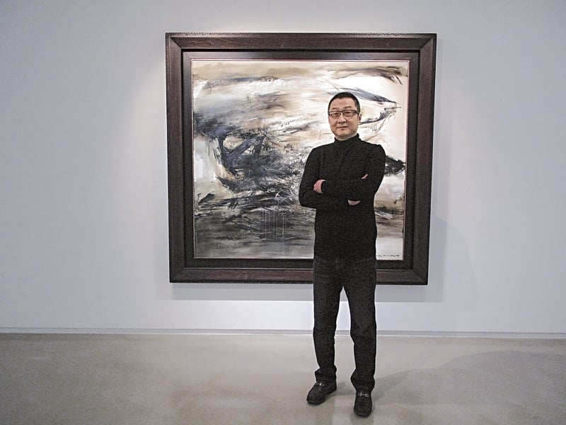 大未來林舍畫廊創辦人林天民於趙無極的作品前。(大未來林舍畫廊提供)