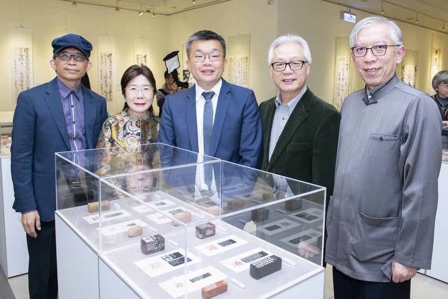 左起:國立歷史博物館館長廖新田、策展人暨羲之堂總經理陳筱君、立法院副院長蔡其昌、林章湖、國立國父紀念館館長梁永斐。(羲之堂提供)