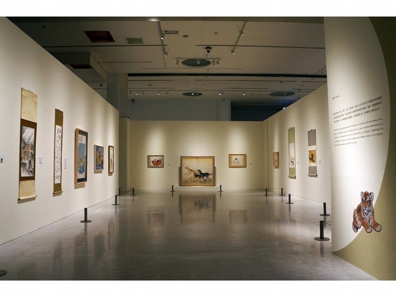 「林玉山作品捐贈特展」展廳一隅，正前方屏風為林玉山戰前的作品〈襲擊〉。（攝影／吳佳靜）