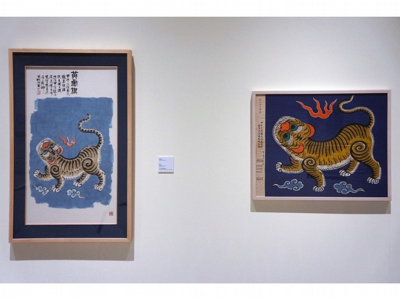 林玉山《藍地黃虎旗模製品》（右）與《黃虎旗》（左）展出現場，國立台灣美術館藏。（攝影／吳佳靜）