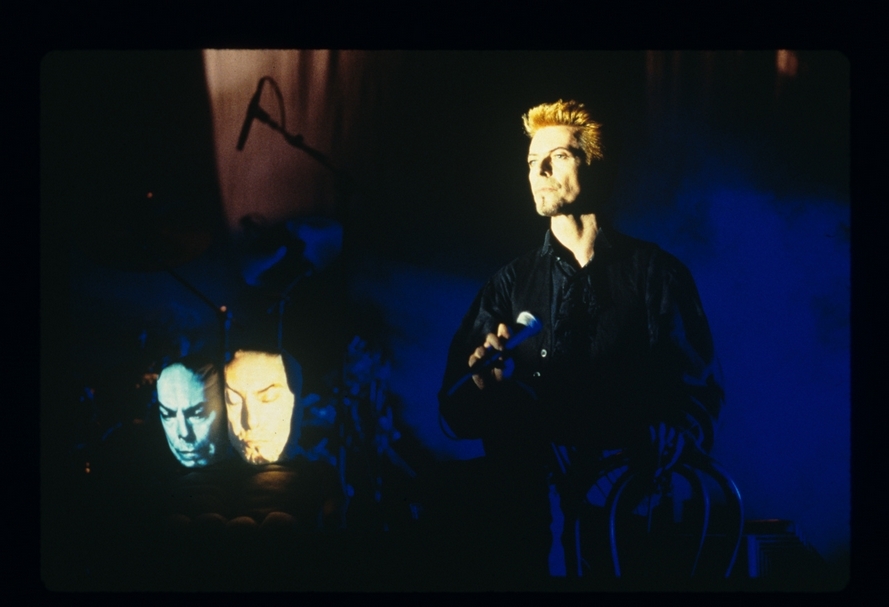大衛・鮑伊（David Bowie）50歲生日派對，1997。（Tony Oursler Studio提供）