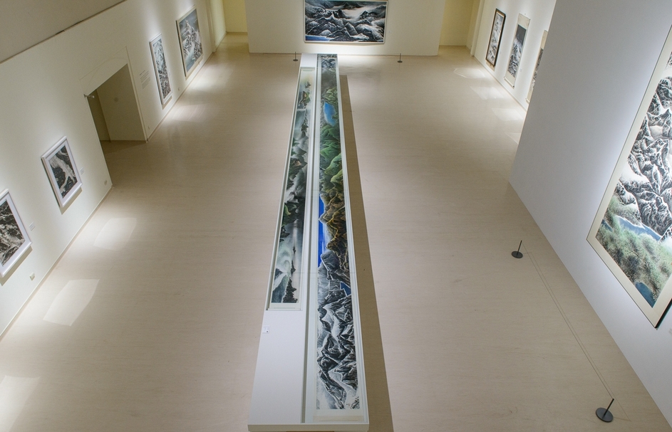 「奔．月——劉國松」展覽現場。（高雄市立美術館提供）