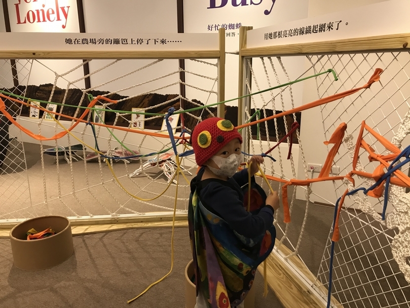 透過不同色彩的棉布條，讓小朋友幫蜘蛛做個窩！挑戰小朋友的空間感跟邏輯。