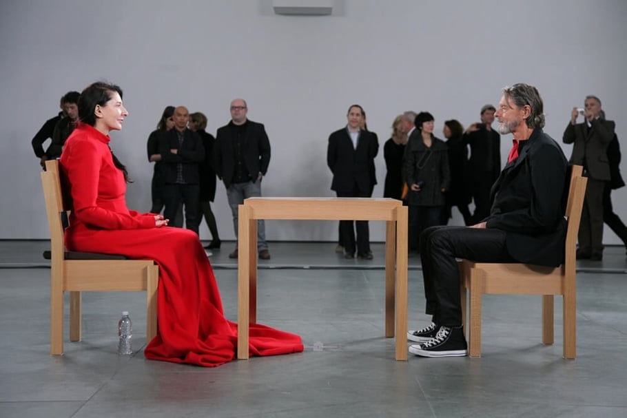 瑪莉娜．阿布拉莫維奇（Marina Abramović）與烏雷（Ulay）相互凝視。（Photo by Scott Ruddl）