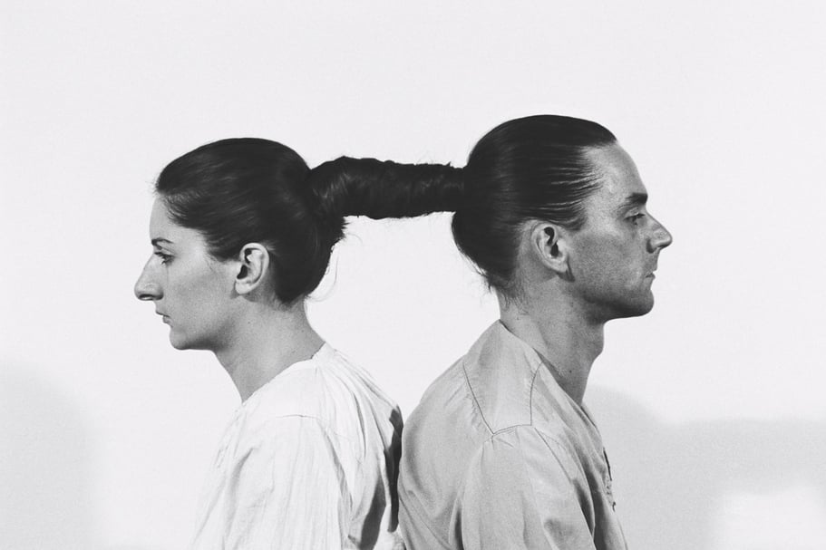 烏雷（Ulay）與瑪莉娜．阿布拉莫維奇（Marina Abramović）1977年共同創作的《時間中的關係》（Relation in Time）。（© artists）