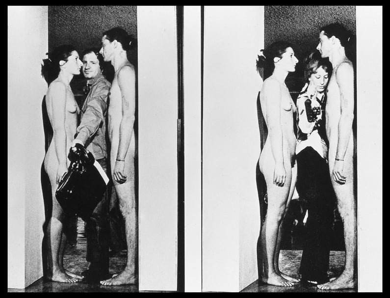 瑪莉娜．阿布拉莫維奇（Marina Abramović）與烏雷（Ulay）1977年的作品《無法估量》（Imponderabilia）。（本刊資料室）