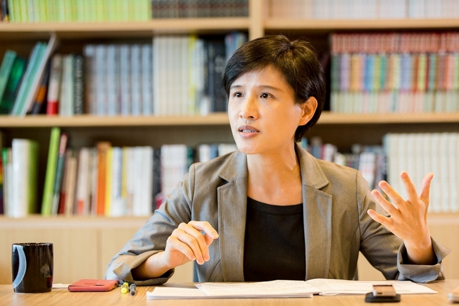 為因應2019新型冠狀病毒(武漢肺炎)對文化藝術事業、團體及個人的影響,文化部宣布投入特別預算共15億,以推動紓困及振興、陪伴藝文產業度過難關,圖為文化部長鄭麗君。(本刊資料室)