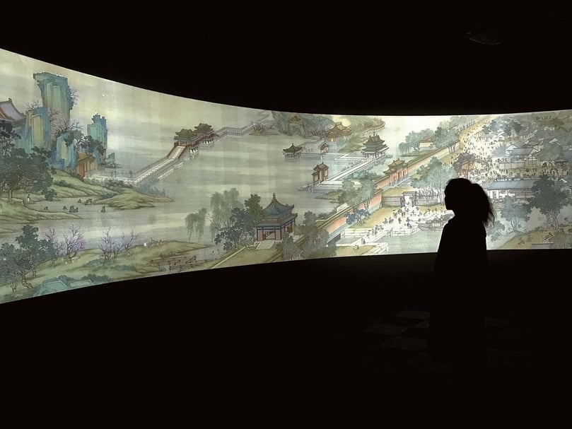 故宮南院「清明上河圖特展」導入數位新媒體，以無縫熔接技術，呈現壯闊長卷的「古畫動漫─清明上河圖」。（藍玉琦攝影）
