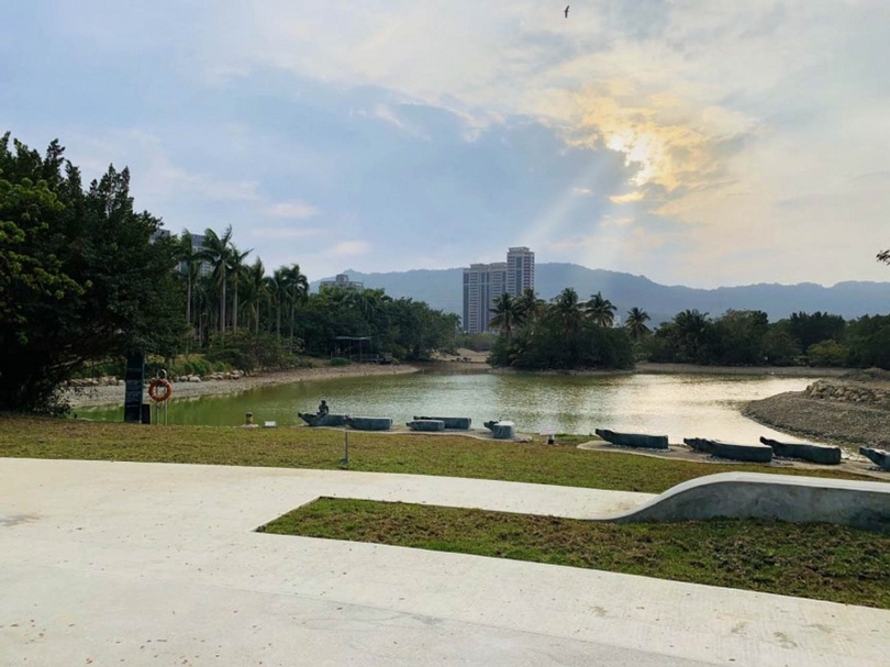 為因應新型冠狀病毒疫情延燒，高美館經與高市府及藝術家團隊慎重評估，決議美術館展覽空間自6月起暫停服務至今年底。圖為高美館噴泉廣場，經整修後以全新的面貌迎接觀眾。（高雄市立美術館提供）