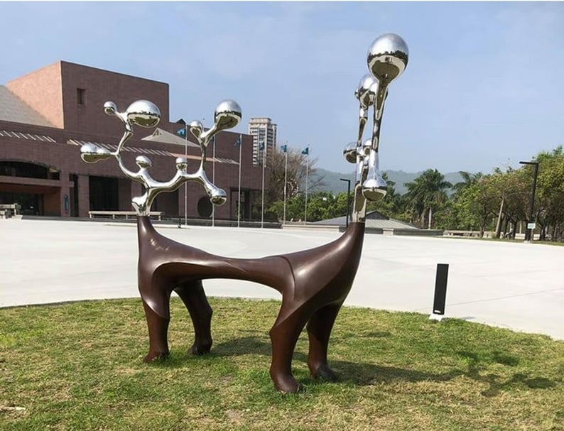 台灣當代藝術家梁任宏的雙向公共藝術作品《反ㄧㄥˋ派》，如鹿又像犬，可以運行轉動，讓民眾可以觸摸互動，落實親和空間的概念。（簡秀枝提供）