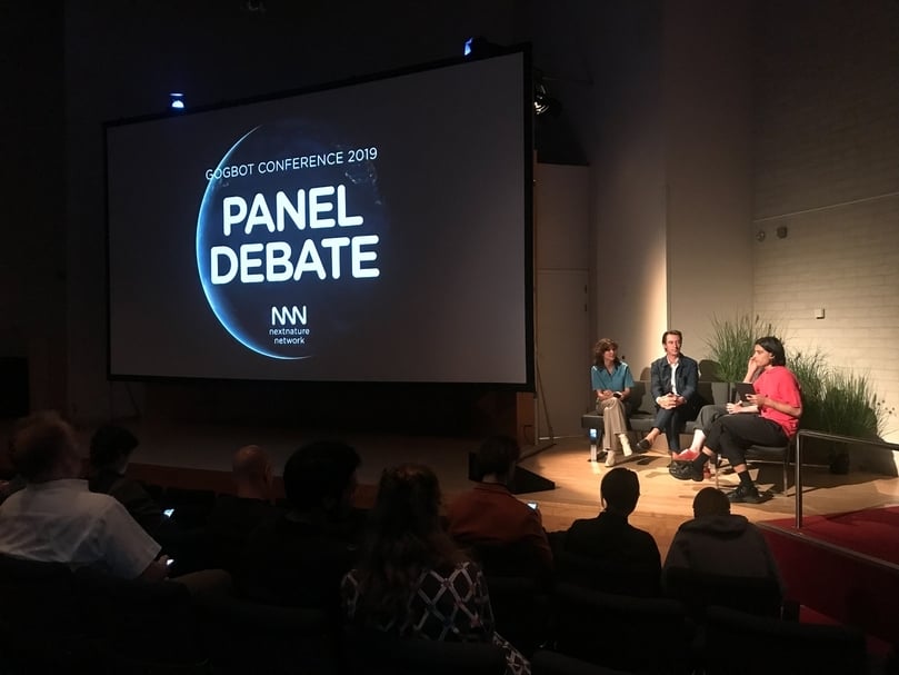 Gogbot科技藝術節研討會中的一場座談會。Next Nature Network的總編輯魯本.巴特(Ruben Baart)擔任主持人,與談人為生物設計師艾瑪.范德利斯特(Emma van der Leest)、科學傳播研究者喬伊斯.納布斯(Joyce Nabuurs)以及Next Nature Network創意總監Koert Van Mensvoort。(顧廣毅提供)