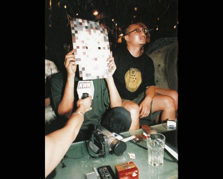 藏酷酒吧的《新潮》雜誌首發式現場,被採訪者的「馬賽克」扮相。(圖片來自雜誌影印件)。(圖片來自雜誌影印文件,卞卡提供)
