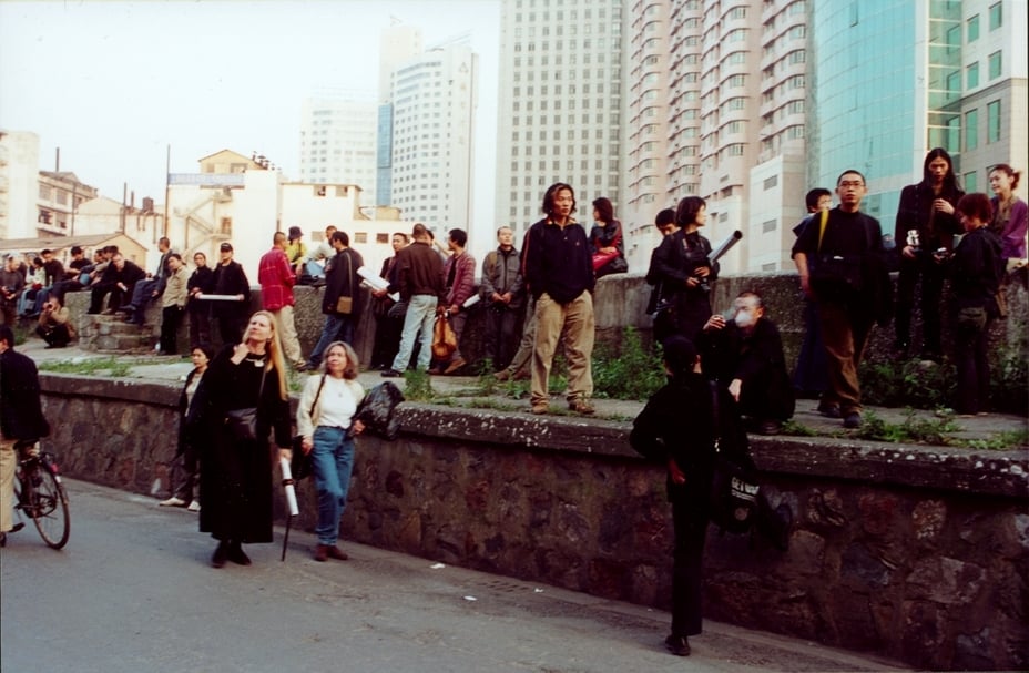 2000年,展覽「不合作方式」位於上海蘇州河畔的開幕外景。(馮博一提供)