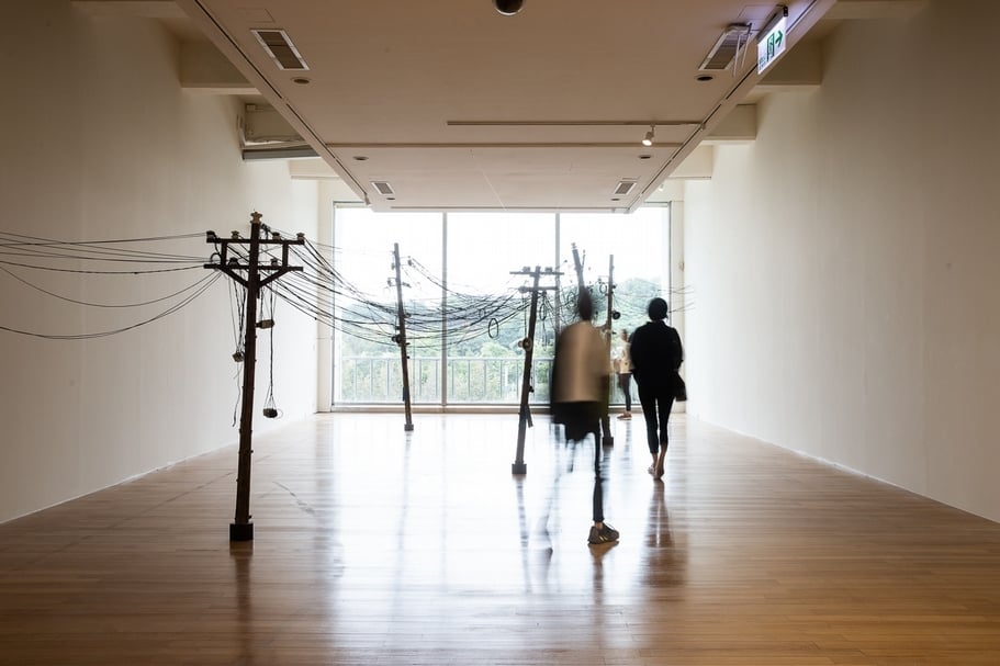 「小說：雙城計畫」展覽現場。（臺北市立美術館提供）