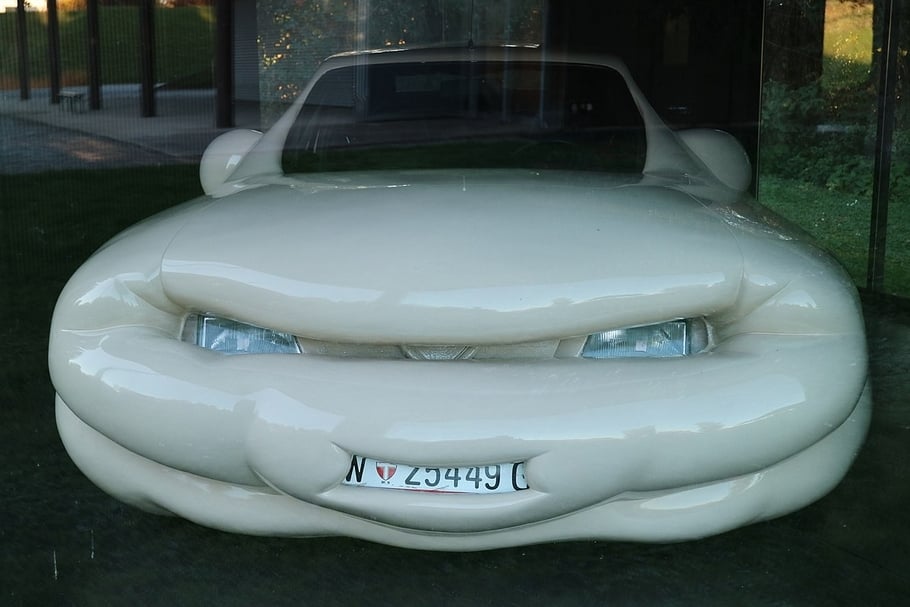 歐文．沃姆（Erwin Wurm）《胖汽車》（Fat Car）。（©wikipedia）