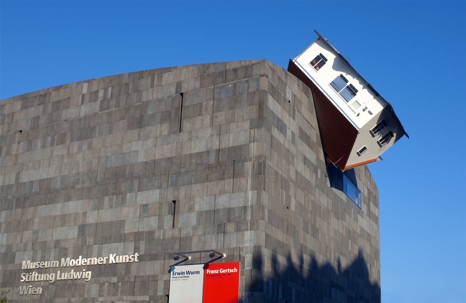 歐文．沃姆（Erwin Wurm）於維也納現代藝術博物館的作品 《House Attack》，2006。（©Museum Moderner Kunst）