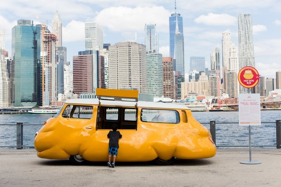 Erwin Wurm《熱狗巴士》（Hot Dog Bus），220 x 250 x 550 cm，2015。（圖片由藝術家、香港K11 藝術基金會、柏林國王畫廊(König Galerie)、立木畫廊( Lehmann Maupin)提供，攝影／Liz Ligon）