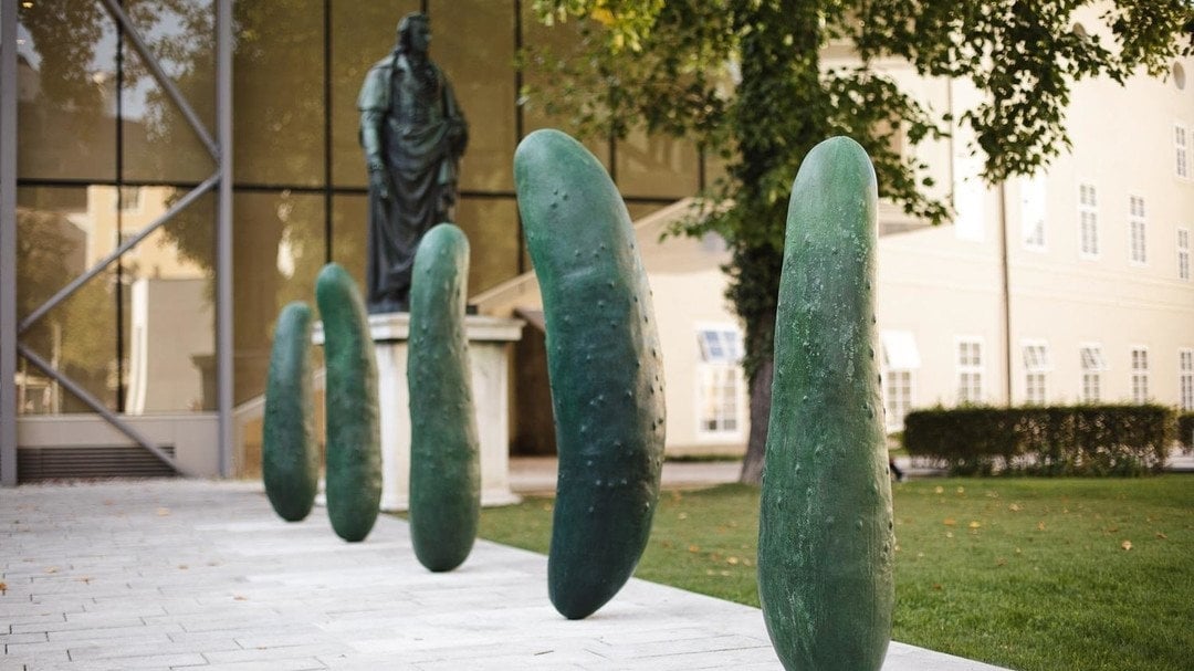 歐文．沃姆（Erwin Wurm）《Gurken》，2011。（©薩爾茲堡基金會／G. Breitegger）