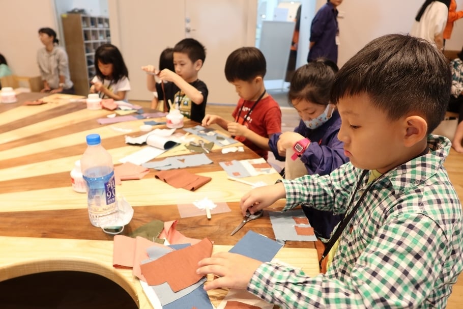 參與小兒美畫會兒童藝術工作坊的小朋友創作屬於自己的作品（圖片來源：臺南市美術館；攝影：林睿洋）