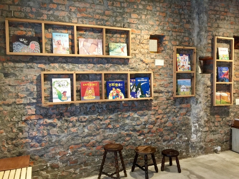 「2019年台灣原創繪本回顧展」繪本展示牆 （圖片來源：蒲公英故事閱讀推廣協會）
