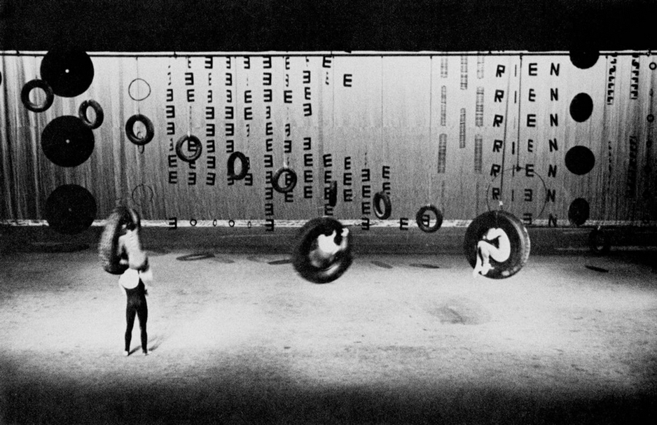 凡索絲．蘇利文（Françoise Sullivan）1966年為蒙特婁的前衛劇場所創作的舞台設計。（© aci-iac.ca）