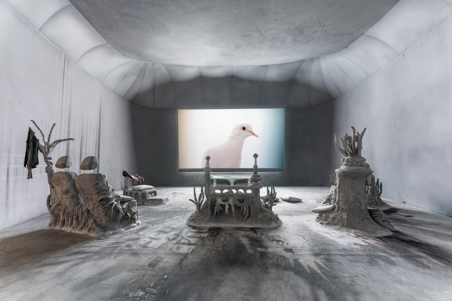 勞倫.普羅沃斯特(Laure Prouvost)的展覽「圍繞你的深藍使你融化」(Deep See Blue Surrounding You / Vois ce Bleu Profond Te Fondre)現場。(Photo by B.Conte, © Galerie Nathalie Obadia, carlier | gebauer, Lisson Gallery)