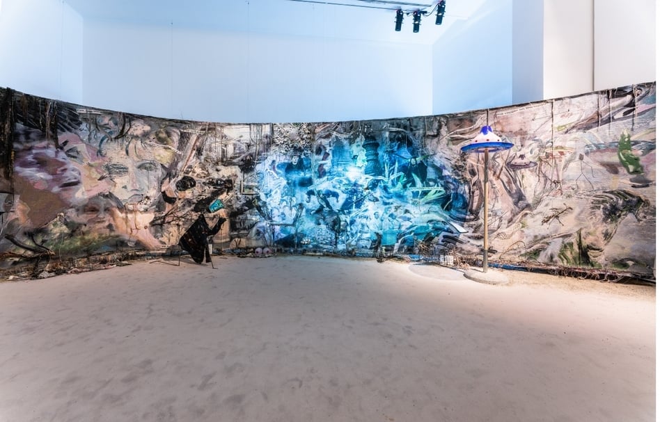 勞倫.普羅沃斯特(Laure Prouvost)的展覽「圍繞你的深藍使你融化」(Deep See Blue Surrounding You / Vois ce Bleu Profond Te Fondre)現場。(Photo by B.Conte, © Galerie Nathalie Obadia, carlier | gebauer, Lisson Gallery)