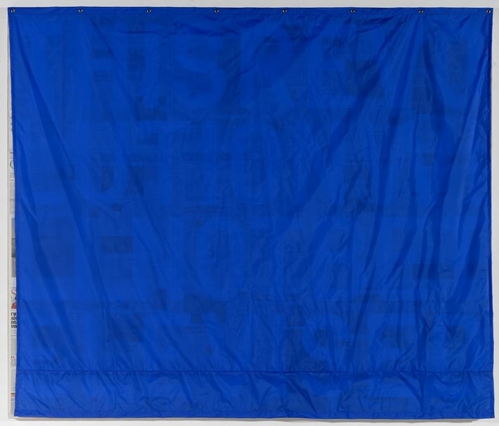 里克力．提拉凡尼加（Rirkrit Tiravanija）《untitled 2018》（this revolution will not be televised, south china morning post, july 2, 2014 [blue]），油彩、報紙、畫布、聚酯纖維和黃銅，175x206.5x4.5cm，2018。（紐格赫姆施耐德畫廊提供）