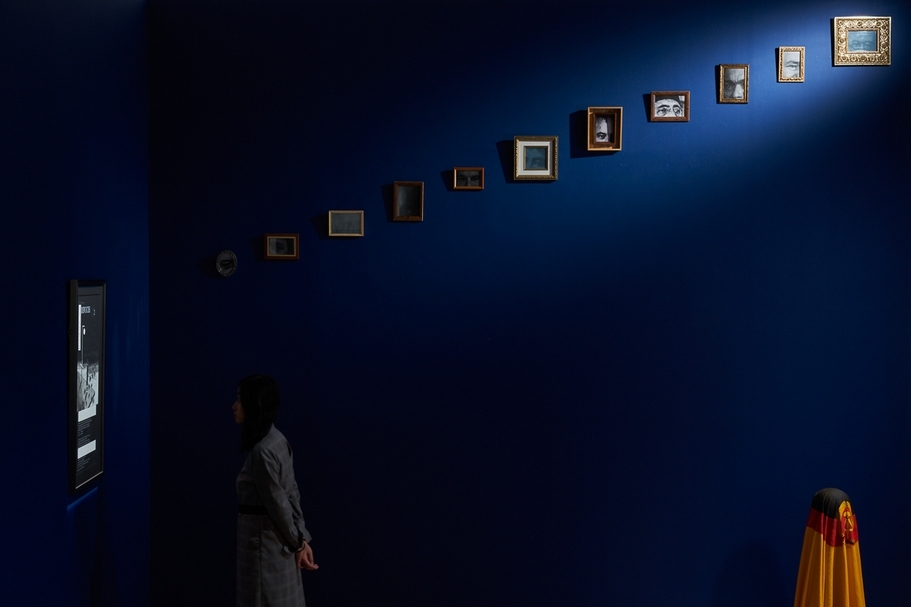 何倩彤於漢雅軒的個展「沼澤地」展覽現場。(攝影/何兆南,漢雅軒提供)
