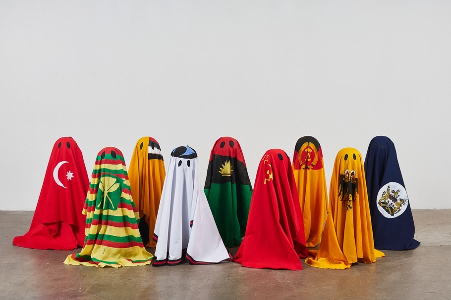 何倩彤《死皮》(Dead Skin),混合媒介,尺寸可變(每件約:90x60x60cm),2019。(藝術家及漢雅軒提供)