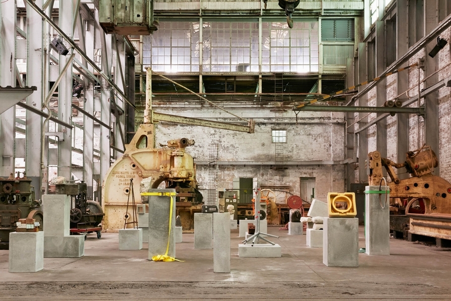 何塞．達維拉（Jose Dávila）《堅持不懈的行為》（The Act of Perseverance）於2020年「雪梨雙年展：邊緣」（Biennale of Sydney：NIRIN）展覽現場。（圖片由藝術家與國王畫廊（König Galerie）提供，攝影／Zan Wimberley）
