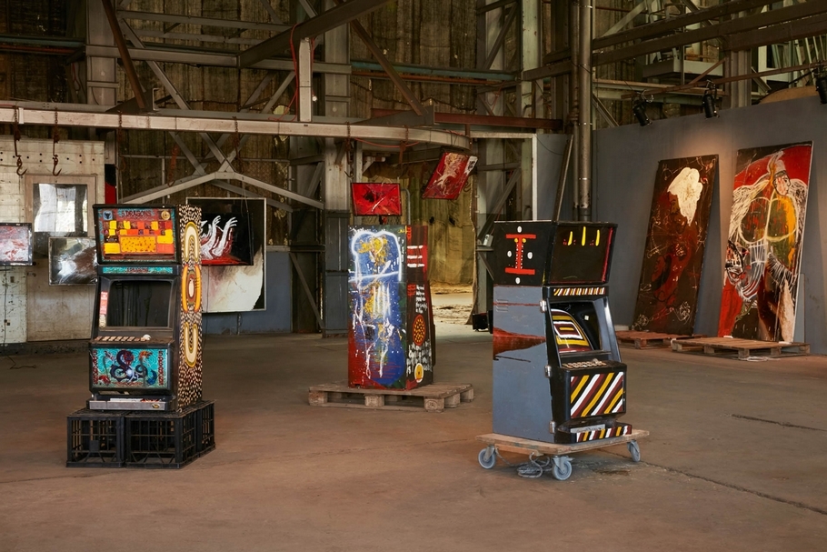 鸚鵡島展覽現場，北領地Tennant Creek Brio 集體創作計畫。（圖片由藝術家及寧卡努努藝術文化中心 、坎貝爾敦藝術中心提供，攝影／Zan Wimberley）