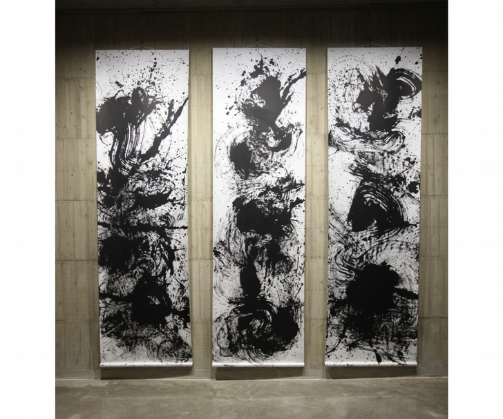 謝宛儒《游絲舞》（三聯畫），308x90cm，墨色紙本，2019。（宛儒畫廊提供）