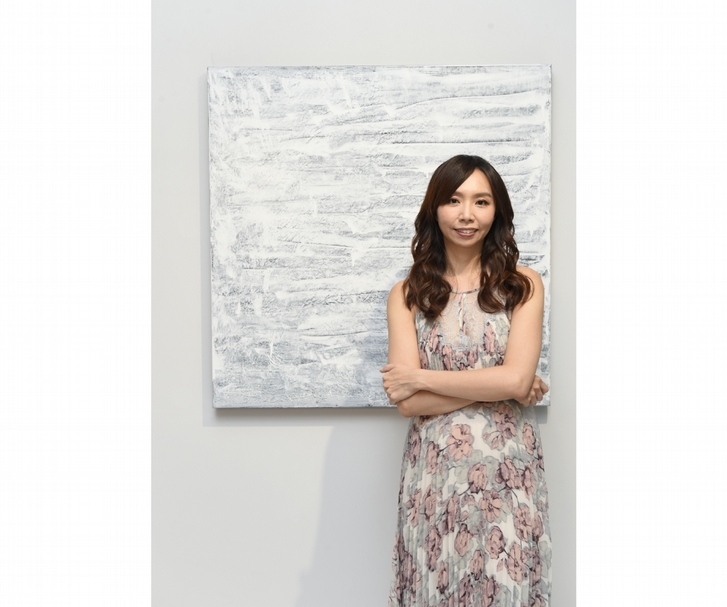 謝宛儒和其作品《Purity》，100x100cm，壓克力顏料、畫布，2017。（宛儒畫廊提供）