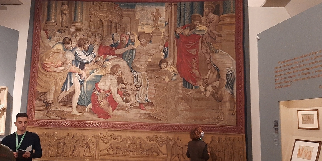 展場一景。牆上掛的是根據拉斐爾作品《在路司得傳福音（The Sacrifice of Lystra）》製作的掛毯。（閑原提供）
